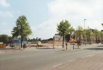 605928 Afbeelding van de sloop van de huizen Vleutenseweg 339 -lager te Utrecht, met links de ingang van de Busken ...